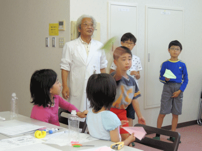 「飛行機はなぜ飛ぶの ～飛ばして遊ぼう～」のようす（1）